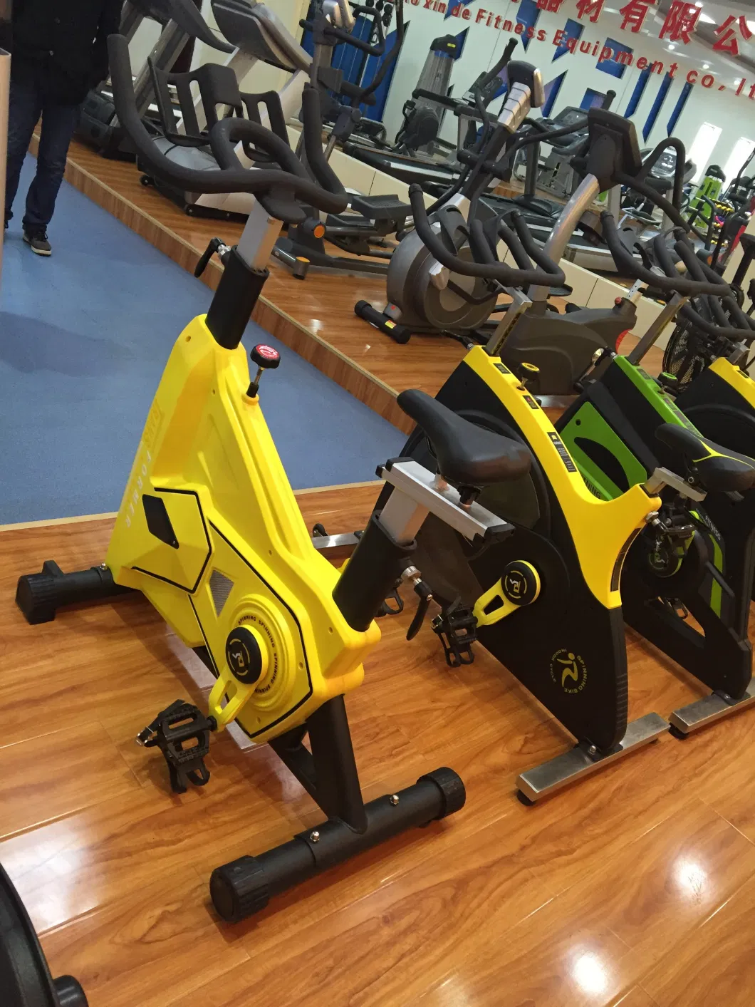 Hot Sale Exercising Bike Commercial Cardio Gym Fitness Equipment (AXD-S500)